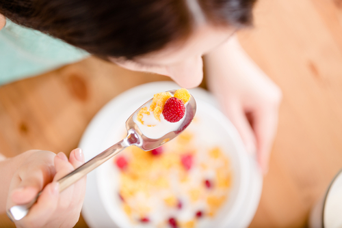 Frukosten hjälper dig inte att gå ner i vikt menar studierna, däremot finns det ändå fördelar med att äta frukost. Foto: Shutterstock